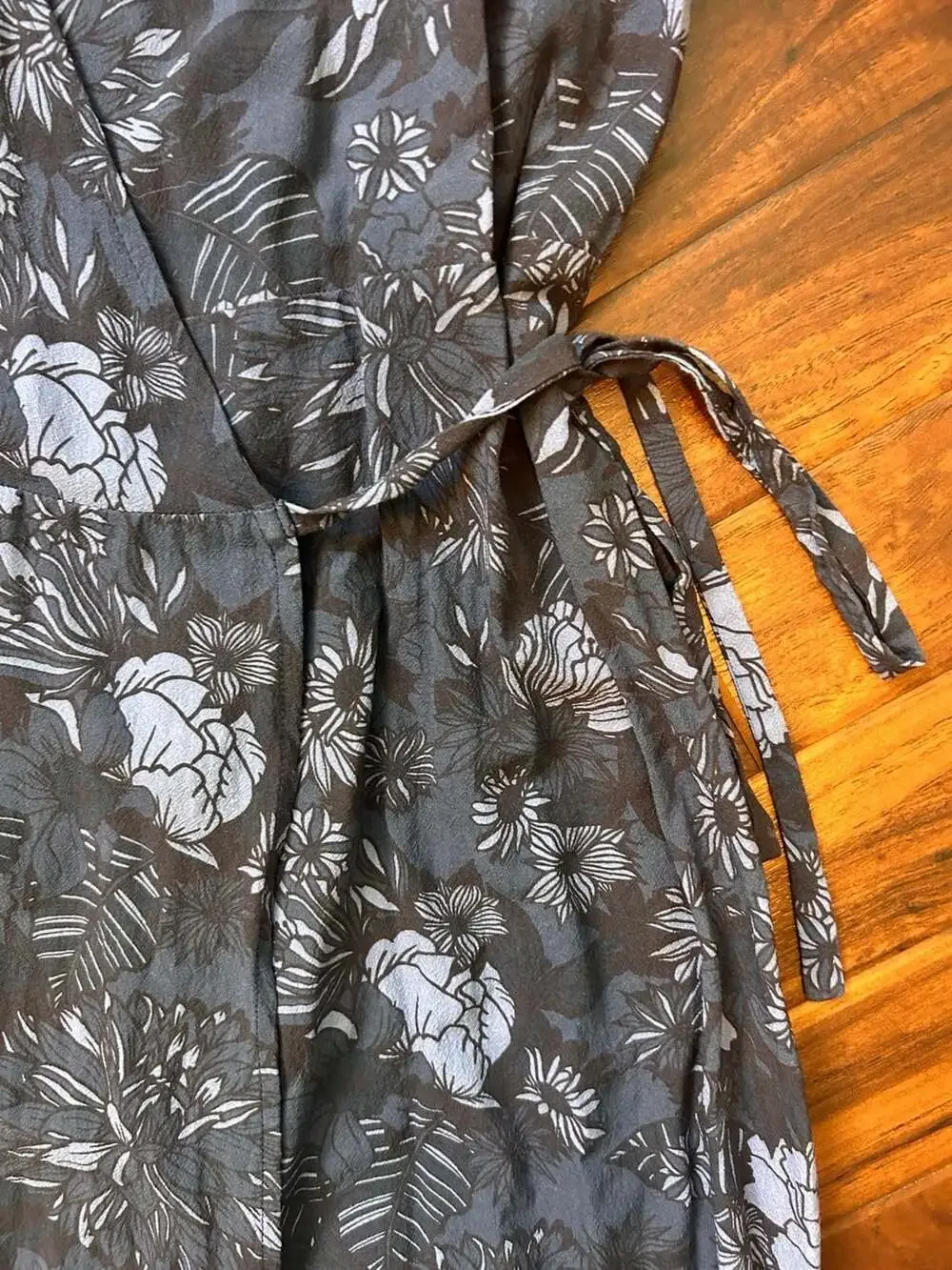 Marine Layer Emlyn Floral Wrap Midi Dress in Navy Blue size L NWOT - Picture 6 of 14